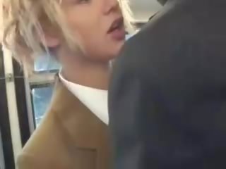 Blondýna rys sať ázijské youngsters člen na the autobus