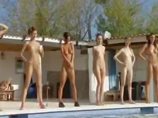 Six नग्न लड़कियों द्वारा the पूल से इटली