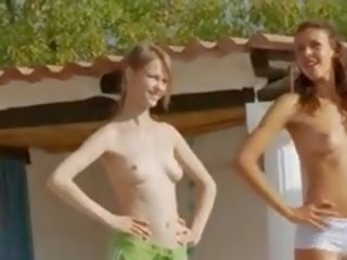 Six nahý holky podľa the bazén od spojené štáty americké