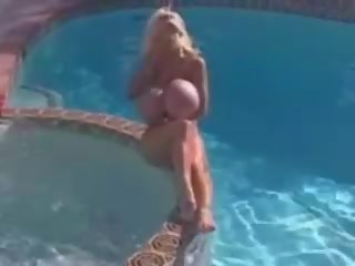 Napali film tettona polveroso superstacked bikini